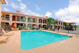 Days Inn & Suites by Wyndham Braunig Lake