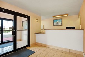 Days Inn & Suites by Wyndham Braunig Lake