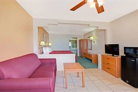 Days Inn & Suites by Wyndham Braunig Lake