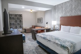 La Quinta Inn & Suites by Wyndham DFW West-Glade-Parks
