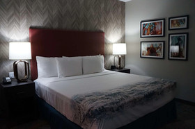 La Quinta Inn & Suites by Wyndham DFW West-Glade-Parks