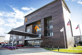 La Quinta Inn & Suites by Wyndham DFW West-Glade-Parks
