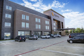 La Quinta Inn & Suites by Wyndham DFW West-Glade-Parks