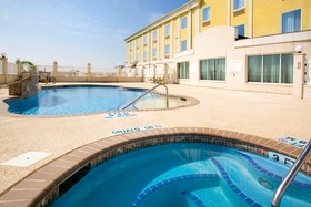 Holiday Inn Express Hotel & Suites Falfurrias