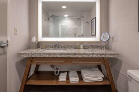DoubleTree by Hilton Hotel Dallas - Farmers Branch