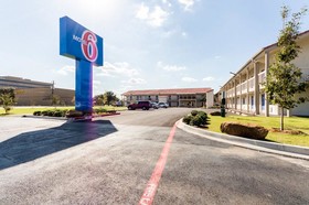 Motel 6 Dallas - Farmers Branch