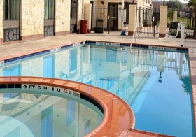 Holiday Inn Express & Suites Floresville