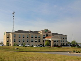 Holiday Inn Express & Suites Floresville