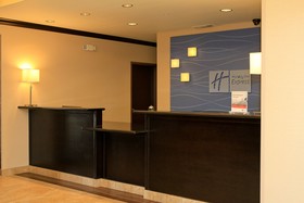 Holiday Inn Express & Suites Floresville