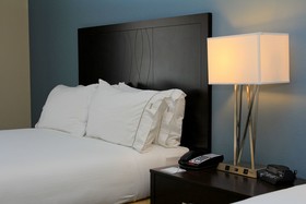 Holiday Inn Express & Suites Floresville