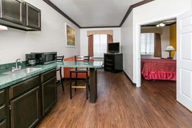 Days Inn & Suites by Wyndham Euless DFW Airport South
