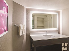 La Quinta Inn & Suites by Wyndham Fort Worth North