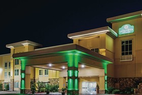 La Quinta Inn & Suites by Wyndham Ft. Worth - Forest Hill TX