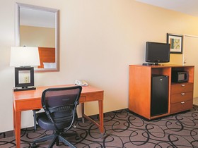 La Quinta Inn & Suites by Wyndham Ft. Worth - Forest Hill TX