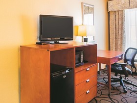 La Quinta Inn & Suites by Wyndham Ft. Worth - Forest Hill TX