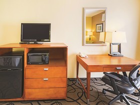 La Quinta Inn & Suites by Wyndham Ft. Worth - Forest Hill TX