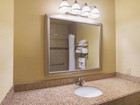 La Quinta Inn & Suites by Wyndham Ft. Worth - Forest Hill TX