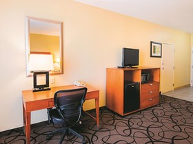 La Quinta Inn & Suites by Wyndham Ft. Worth - Forest Hill TX