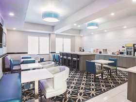 La Quinta Inn & Suites by Wyndham Ft. Worth - Forest Hill TX