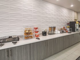 La Quinta Inn & Suites by Wyndham Ft. Worth - Forest Hill TX