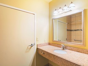 La Quinta Inn & Suites by Wyndham Ft. Worth - Forest Hill TX