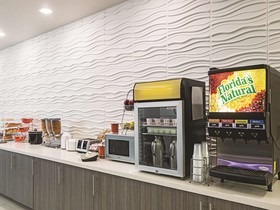 La Quinta Inn & Suites by Wyndham Ft. Worth - Forest Hill TX
