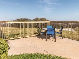 La Quinta Inn & Suites by Wyndham Fort Worth - Lake Worth