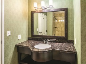 La Quinta Inn & Suites by Wyndham Fort Worth - Lake Worth