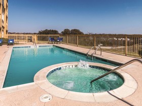 La Quinta Inn & Suites by Wyndham Fort Worth - Lake Worth