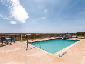 La Quinta Inn & Suites by Wyndham Fort Worth - Lake Worth