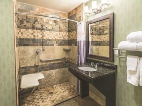 La Quinta Inn & Suites by Wyndham Fort Worth - Lake Worth