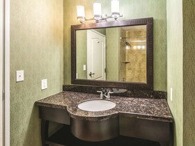 La Quinta Inn & Suites by Wyndham Fort Worth - Lake Worth