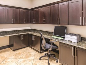 La Quinta Inn & Suites by Wyndham Fort Worth - Lake Worth