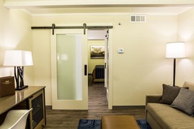 Fredericksburg Inn & Suites