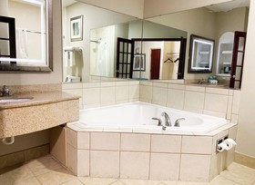 Holiday Inn Express & Suites Gainesville