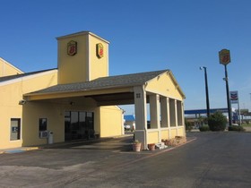 Super 8 by Wyndham Gainesville TX