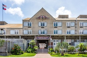 Harbor House Hotel & Marina At Pier 21