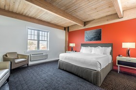 Harbor House Hotel & Marina At Pier 21