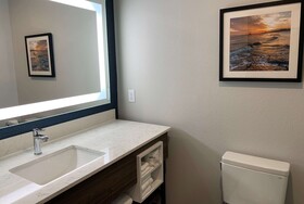 La Quinta Inn & Suites by Wyndham Galveston North at I-45