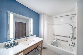 La Quinta Inn & Suites by Wyndham Galveston North at I-45