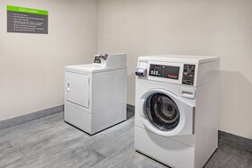 La Quinta Inn & Suites by Wyndham Galveston North at I-45