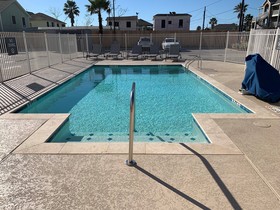 La Quinta Inn & Suites by Wyndham Galveston North at I-45