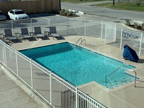 La Quinta Inn & Suites by Wyndham Galveston North at I-45
