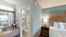 Red Roof Inn Galveston - Beachfront/Convention Ctr.