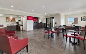 Red Roof PLUS+ Galveston - Beachfront