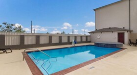 Red Roof PLUS+ Galveston - Beachfront
