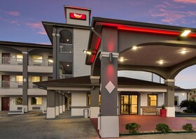 Red Roof PLUS+ Galveston - Beachfront