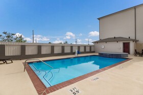 Red Roof PLUS+ Galveston - Beachfront