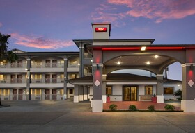Red Roof PLUS+ Galveston - Beachfront