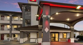 Red Roof PLUS+ Galveston - Beachfront